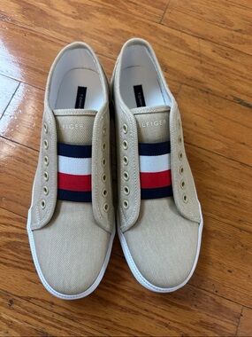 NEW Tommy Hilfiger women sneakers size 7.5